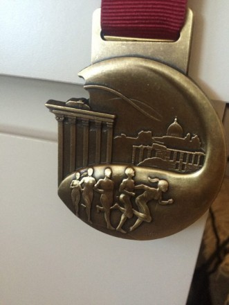 La sospirata medaglia della Maratona di Roma