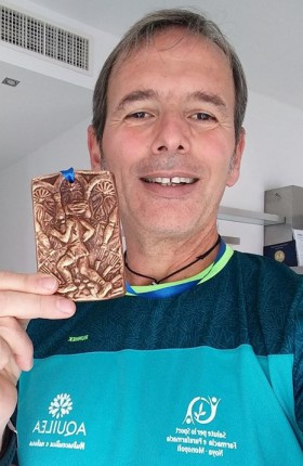 Massimiliano con la medaglia ricordo