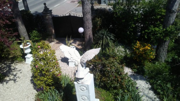 Il monumento con aquila del Pet Cemetery Il monumento con aquila del Pet Cemetery