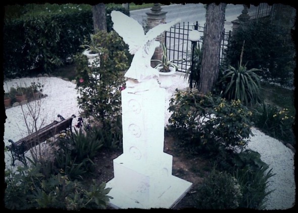 L'Aquila guardiana del piccolo cimitero L'Aquila guardiana del piccolo cimitero