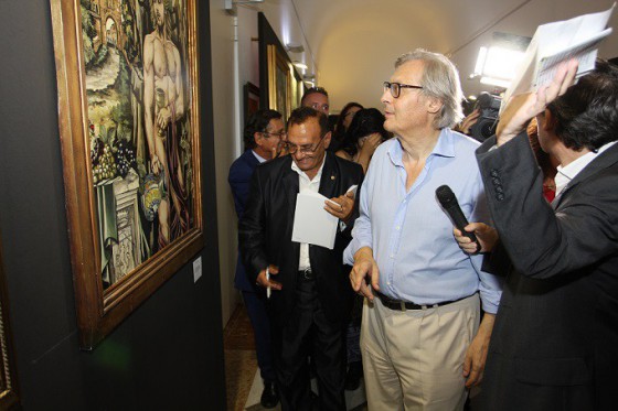 Il Prof. Sgarbi ammira un dipinto di Piancastelli Il Prof. Sgarbi ammira un dipinto di Piancastelli