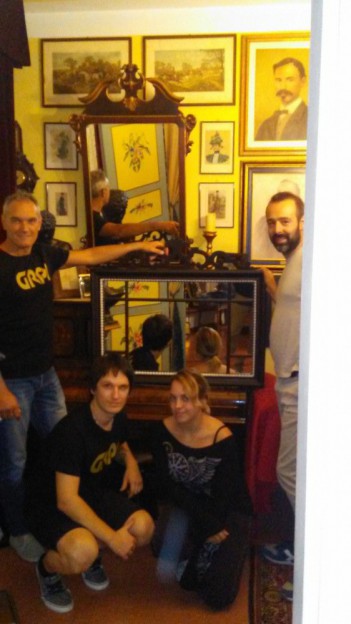 Il Team del G.R.P.I. riceve in dono il nostro specchio Il Team del G.R.P.I. riceve in dono il nostro specchio