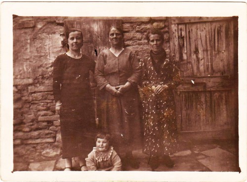 La mamma, nonna Lia, nonna Laura e io. La mamma, nonna Lia, nonna Laura e io.